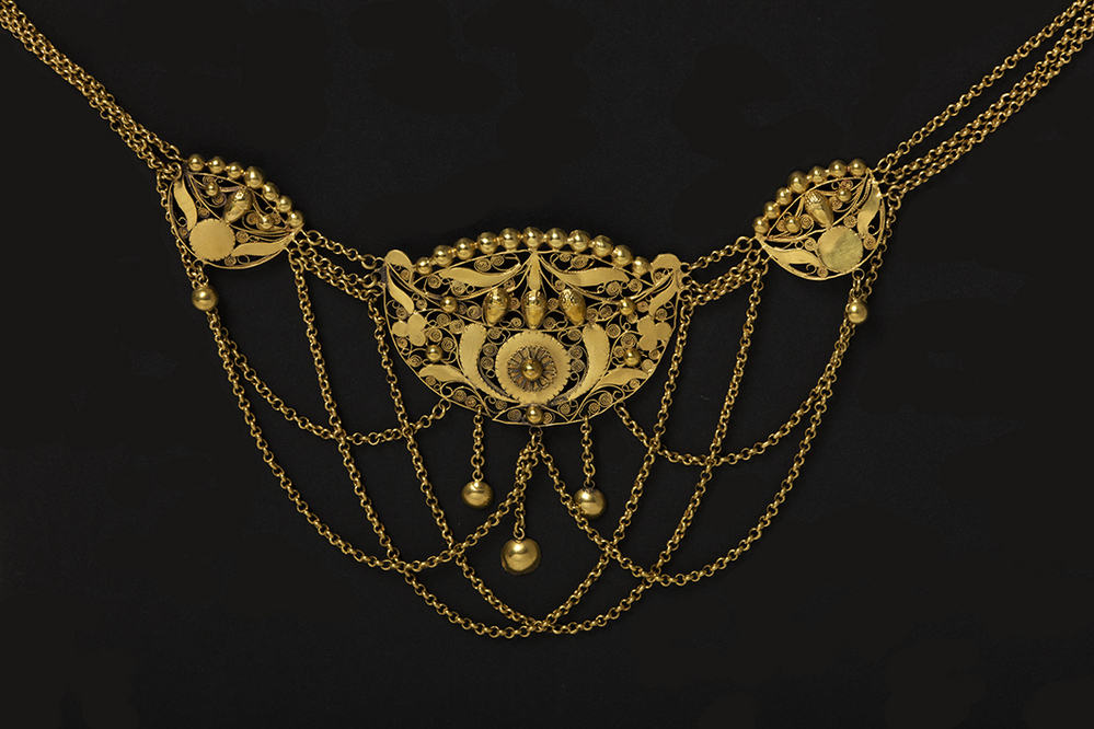 Gouden halsketting met 3 afhangende platte ajour ornamenten